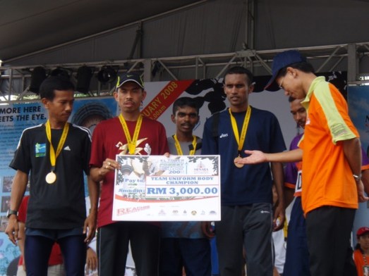 Shahrudin n team mates; champion uniform bodies cat.