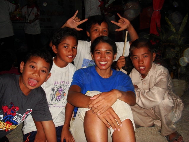 kak jewelz and adik-adik Island..huhuhuh..