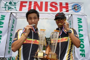 Top University Duathlete Award recipients : Ong Wei Xiang(UTM) and Nor Juliana Ali (IIUM)