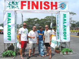 Me and my botak friends who came and took part in MUDS last year ! Botak also can DU-lah ! So how about you ?! 