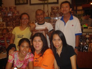 And yam cha after that at Kemaman Kopitiam ! That's Abe Din at the back lifting the stool up. I don't know why !! Buat lawak lagi la tuh !