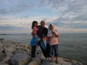 I met this family during a recent triathlon outing. The mother brought her 3 daughters to the seaside..they had to cross some rocks before coming the end of the rocky barrier , where I was.  I was touched and at the same time happy to see the mother so optimistic to bring her daughters here, eventhough the path is rocky. She was brave enough. Respect !