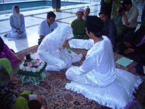 Syahdu nyer tengok kawan aku sorang nie. :) and  very haappy for both of them; Faisal and Fong . err..Puan Nurul Ain !