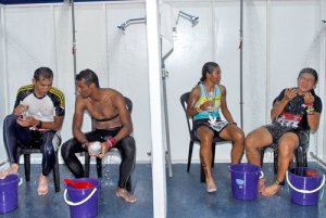 AFTER (i simply love this pic taken at the shower near medic area.all finishers come here to cool off after the race. guys on the left busy gossiping, me yak yaking..and Fong tengah mengaminkan something,,,)