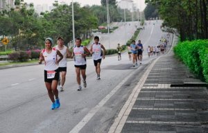 Great Eastern Pacesetters 30k 2009 : Spot me in my blue Adidas, and blue Buff  'shower cap'..eeee...comel nye ! (ya rite !!) hehehe..
