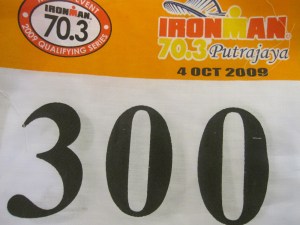 my race number.. bayar MAHAL.. 300 x 2.. quality...kain ! gosh... very dissapointing !!!!!!!!!!