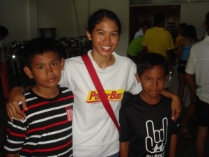 Me and you duathlon fans. Kecik-kecik cili padi. Adik Fitri on my left (in black DUrock shirt) has already a few duathlon and triathlon titles on his belt. Bike training includes cycling up Frasers ! I'm a big fan of adik Fitri as much as he is a fan of me ! ahha... kak Julie comel kan ?! Don't call 'aunty' ok. Too young !!
