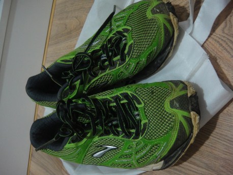 Kasut pon ada masalah. Manusia pakai kasut, hantam sana sini. Kesian kasut. Kasut patut dikotakkan saja..*pause...silence..*bunyi cengkerik..*..