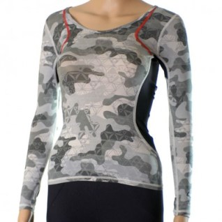 I came across the men version of this at Stadium in KLCC (next to Kinokuniya).  This was my best bet. Quite difficult to find a long sleeve tri top/suit. None in 2XU, and nothing online nearest to my criteria online. 