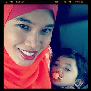 Tunggu daddy sembahyang raya. Little one sleepy and tired. 