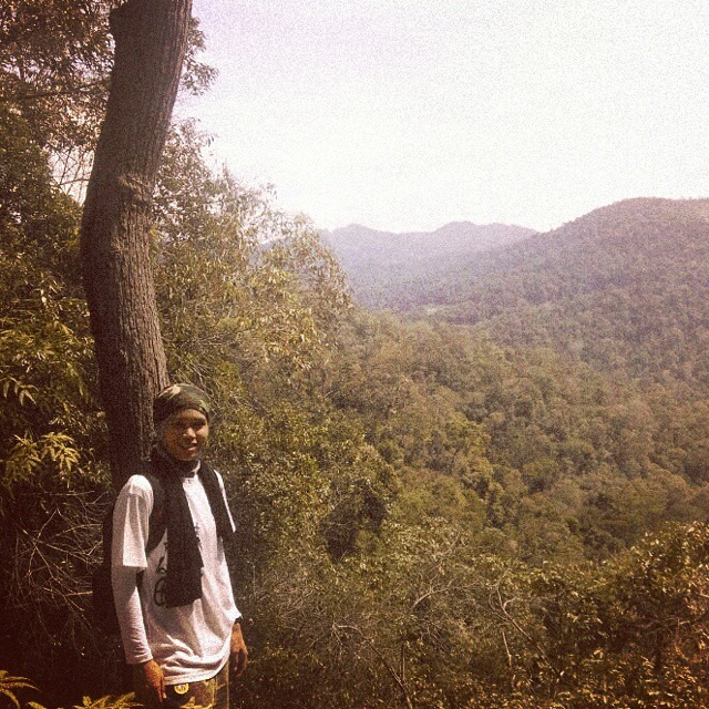 The 'Yes I still got it' kinda pose. Amazing view of the nature !