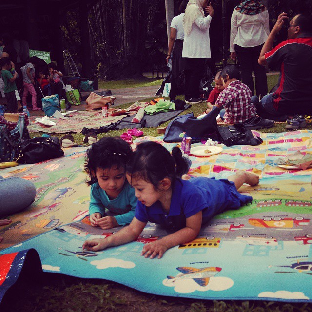 Lil munchkin found a new friend  at my high school picnic gathering at the Lake Gardens, KL.