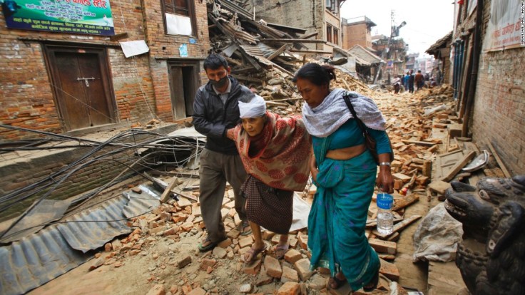 Source : america.aljazeera.com.  Emergency rescue workers carry a victim on a stretcher after Dharara tower collapsed on April 25, 2015 in Kathmandu, Nepal. Omar Havana / Getty Images