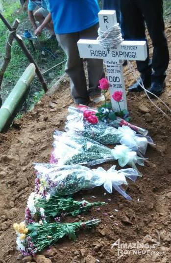 Burial of the late Robbi Sapinggi, a Kadazan-Dusun Malim Guning from Kg Kiau, Ranau, Sabah. He leaves behind a wife a a 6 month old son. Details for contribution and other info is available in 'Amazing Borneo' Facebook. Photo credit : Sharif Abdullah (Singapore Blade Runner) and Amazing Borneo