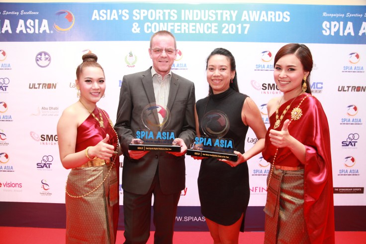 L-R Rainer Biemans and Gloria Ng, Directors of Dirigo Events with the Gold Awards for Best Mass Participation Event and Best Sports Digital Platform